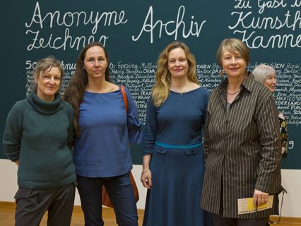 v.l.n.r.: Inken Reinert, Veronike Hinsberg, Anke Becker (Anonyme Zeichner), Lisa Inckmann (Leiterin Kunsthaus Kannen)